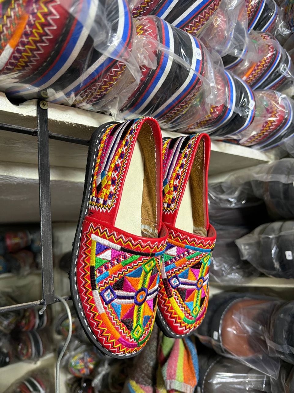 Zapatillas Artesanales de Piel – Edición Bordado Tradicional