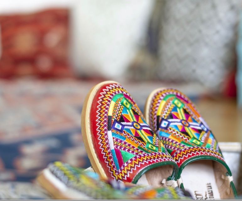 Zapatillas Artesanales de Piel – Edición Bordado Tradicional