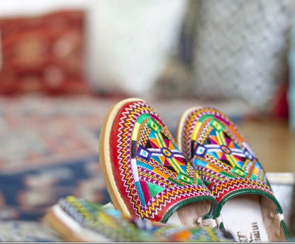 Zapatillas Artesanales de Piel – Edición Bordado Tradicional
