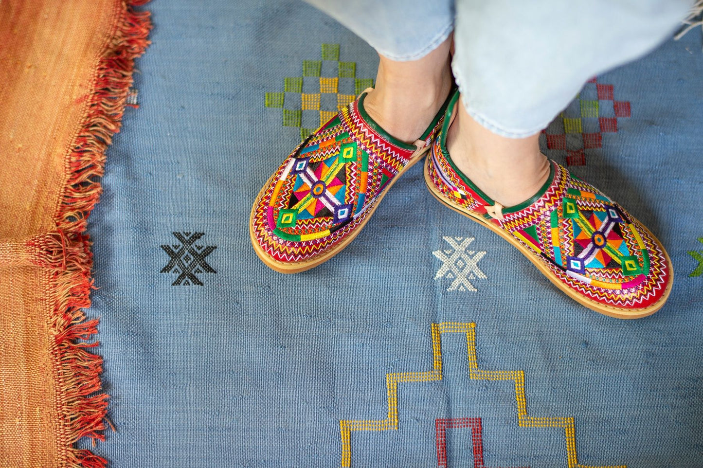 Zapatillas Artesanales de Piel – Edición Bordado Tradicional